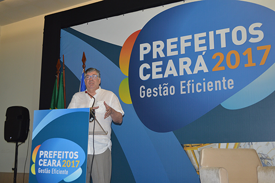 Secretário Maia Júnior fala para gestores municipais