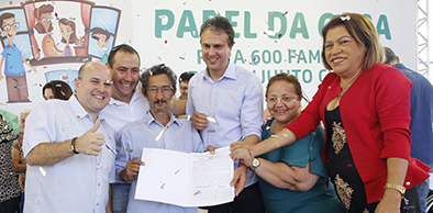 Papel da Casa: 600 famílias do Curió recebem escrituras da casa própria