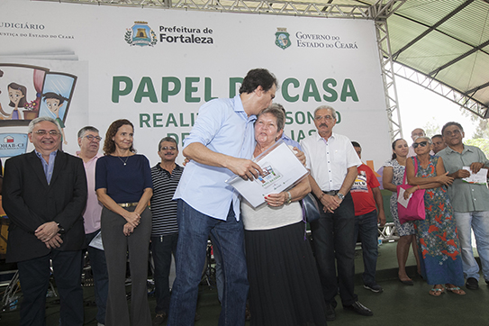 Papel da Casa: Governo do Ceará entrega 609 escrituras para famílias dos conjuntos Curió e São Bernardo, em Fortaleza