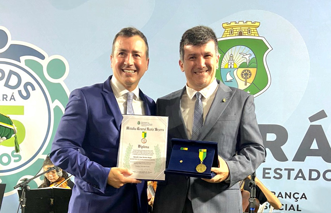 Titular da Seplag é agraciado com Medalha General Assis Bezerra