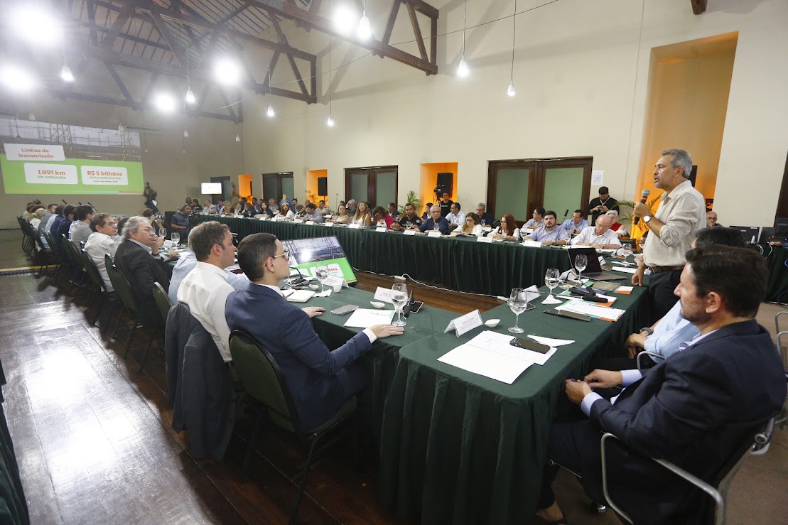 Governador Elmano reúne secretariado e anuncia abertura do Hospital Universitário do Ceará