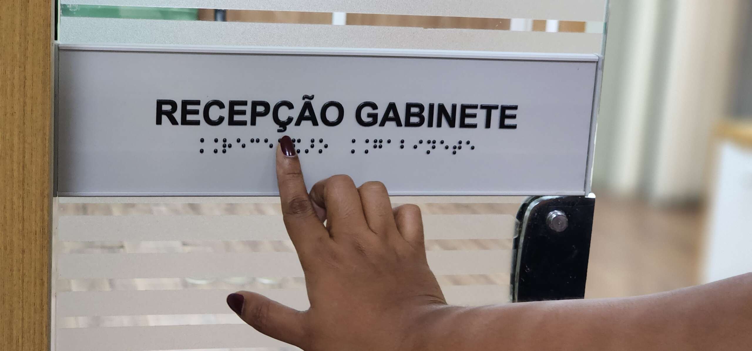 Seplag-CE moderniza sinalização e amplia acessibilidade para pessoas com deficiência
