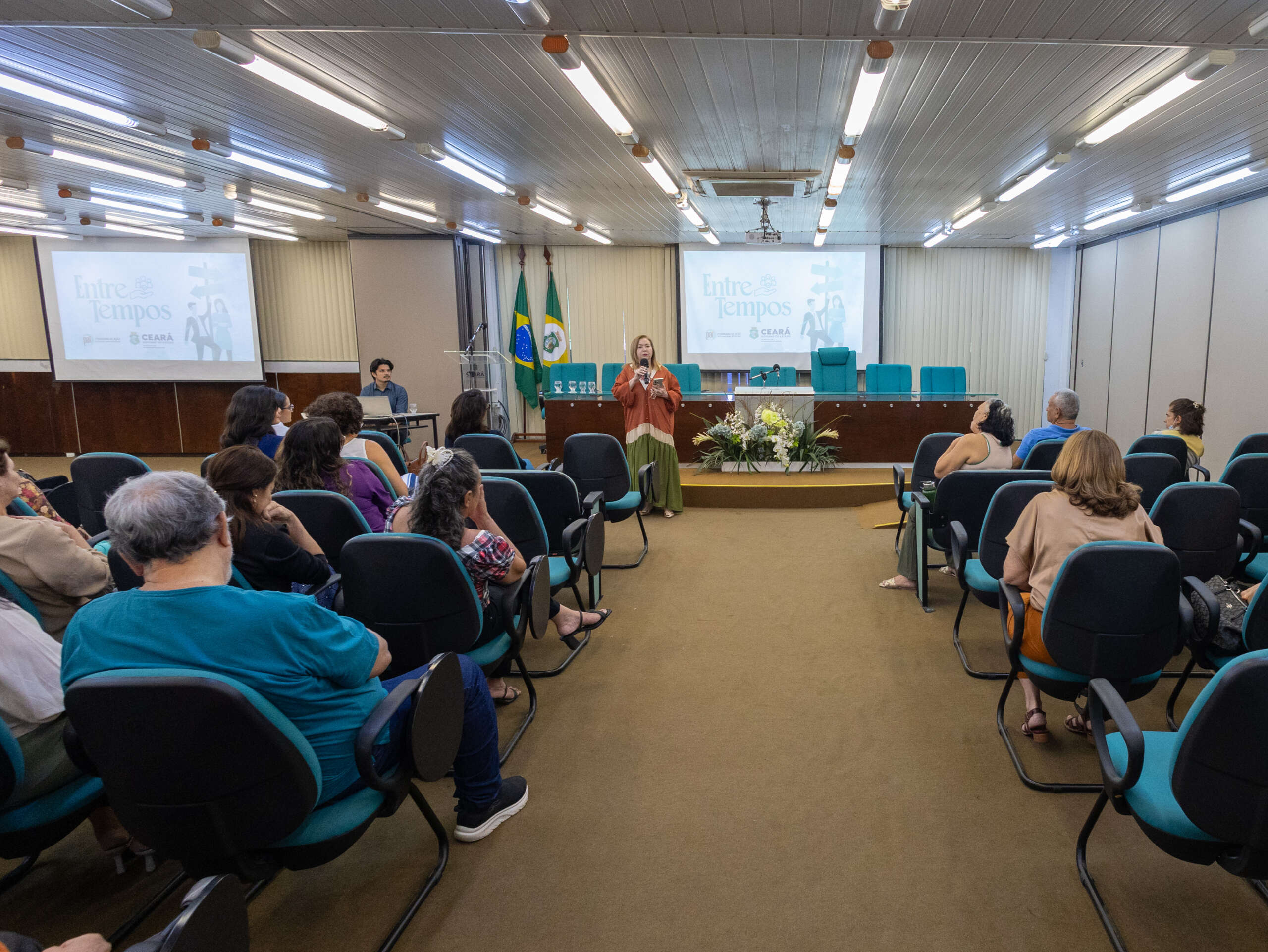 Ceará cria projeto-piloto para valorizar e apoiar servidores em abono de permanência