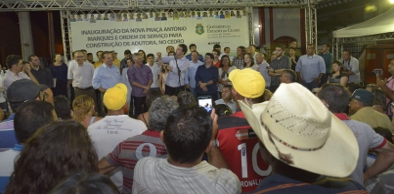 Governador entrega praça e assina ordem de serviço para adutora em Cedro