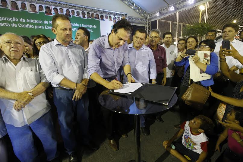 Governo do Estado entrega adutora em Cedro