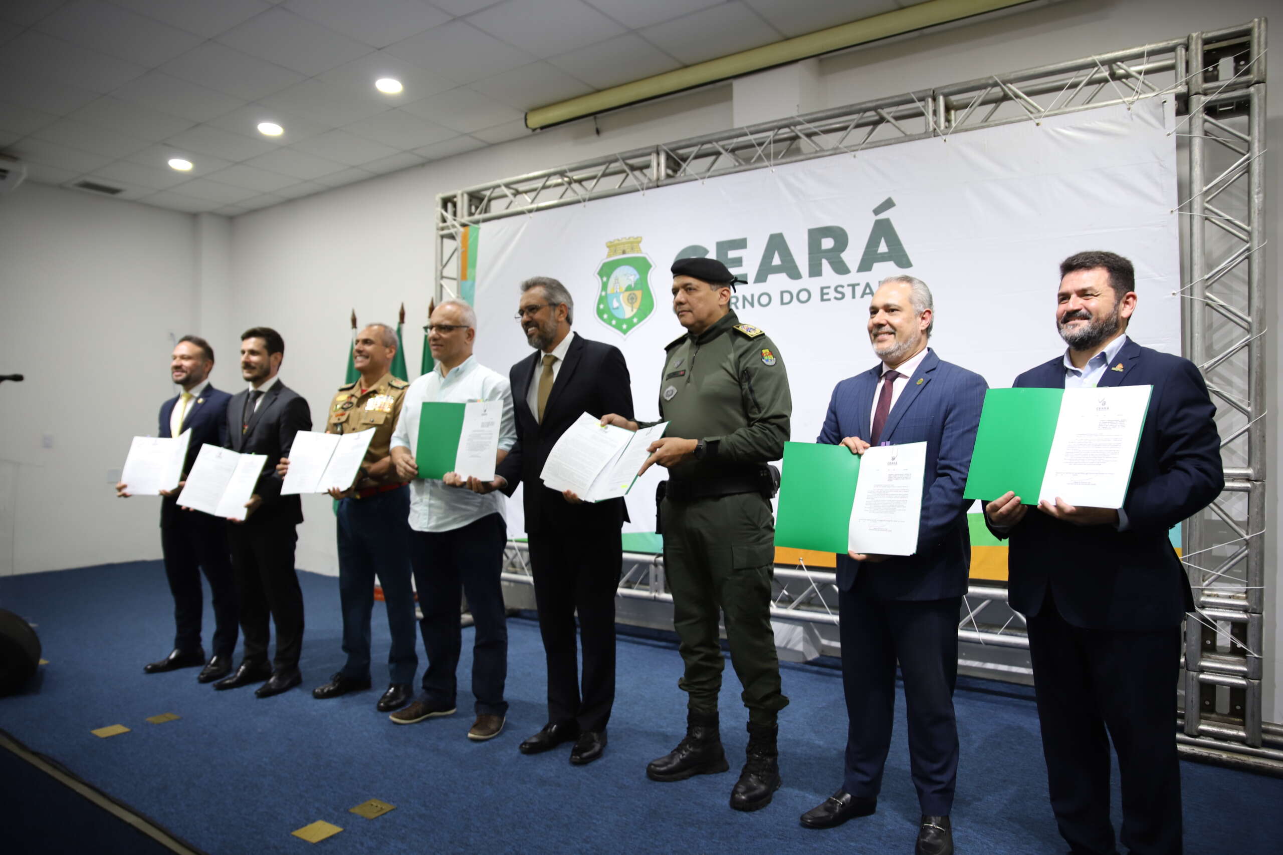 Supesp comemora sanção das Leis da Segurança Pública do Ceará assinada pelo governador