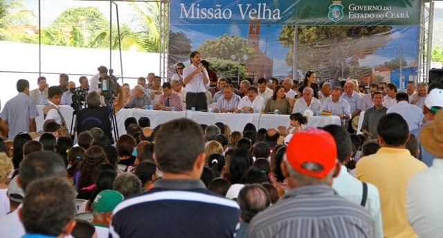 Cid Gomes entrega 587 cisternas de placa para famílias do Cariri