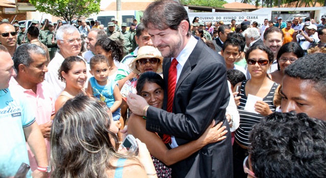 111 famílias do Litoral Oeste recebem  novas moradias
