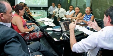 Cid Gomes conversa com moradores das comunidades próximas aos trilhos
