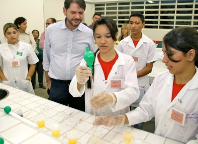 Jovens de Pedra Branca são beneficiados com a entrega da nova Escola Profissional