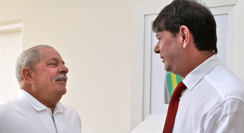 Cid Gomes confere entrega de título honoris causa a Lula