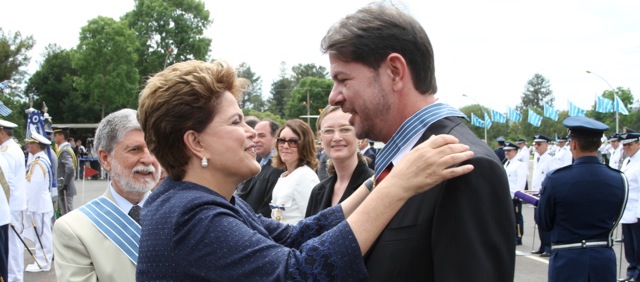 Dilma Rousseff condecora Cid Gomes com Medalha Grande Oficial da Aeronáutica