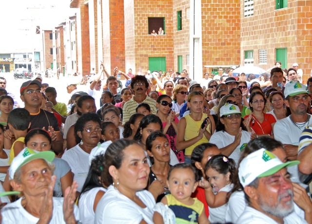 Governador entrega 336 apartamentos a famílias que viviam em áreas de risco