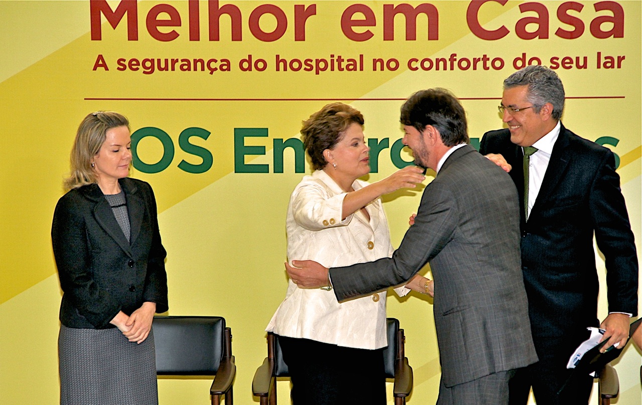 Cid Gomes participa do lançamento dos programas Melhor em Casa e SOS Emergências
