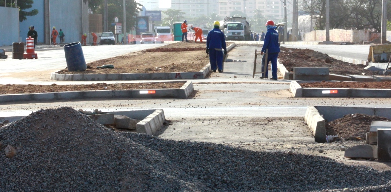 Ciclovia da Avenida Washington Soares (CE-040) recebe pavimentação