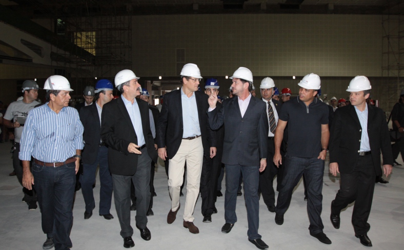 Comitiva da FIFA parabeniza andamento das obras para a Copa do Mundo de 2014