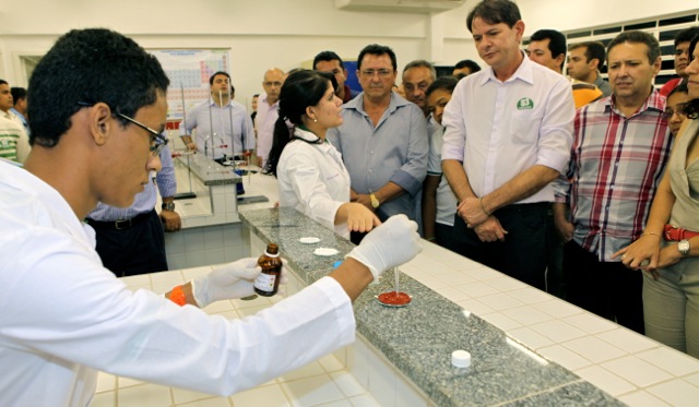 Jovens de Jaguaruana comemoram inauguração da Escola de Ensino Profissional