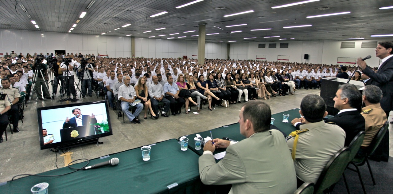 Cid Gomes ministra aula inaugural para quase 2 mil concursados