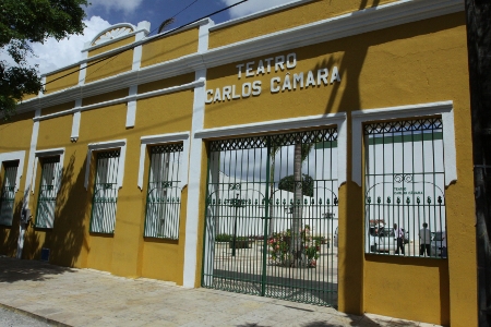 Cid Gomes inaugura novo Teatro Carlos Câmara e anuncia ações na área da Cultura