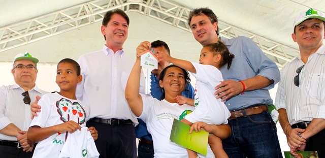 Governador Cid Gomes entrega 1.212 novas moradias para população de áreas de risco