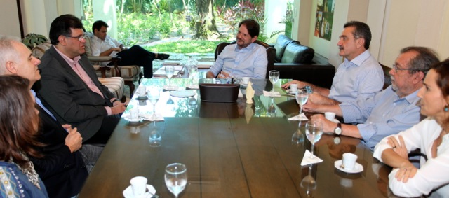 Governador Cid Gomes recebe presidente da TAM Aviação Executiva