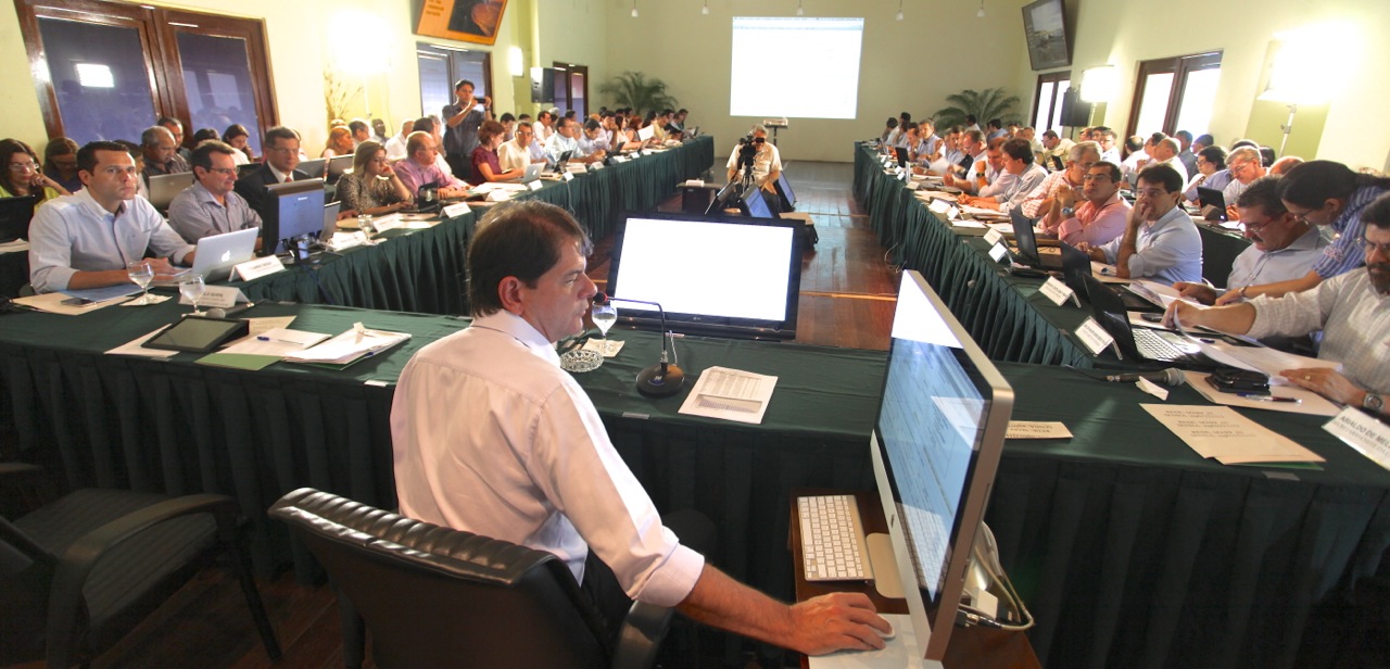 Cid Gomes reúne secretariado e define ações para 2013