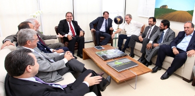 Cid Gomes visita Lula para demonstrar solidariedade e reconhecimento
