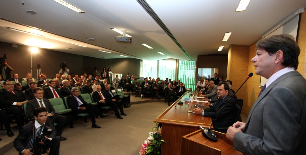 Cid Gomes assina Pacto pelo Desenvolvimento do Turismo