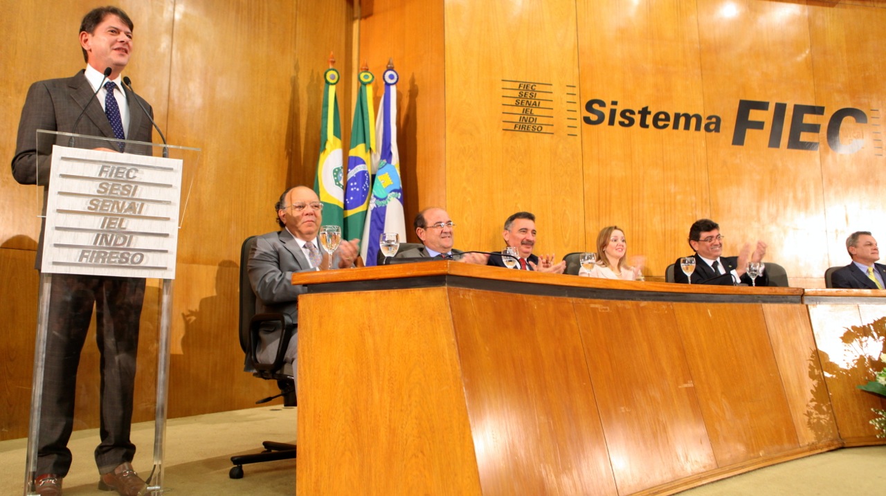 Cid Gomes dá posse a Alexandre Pereira na presidência do Cede