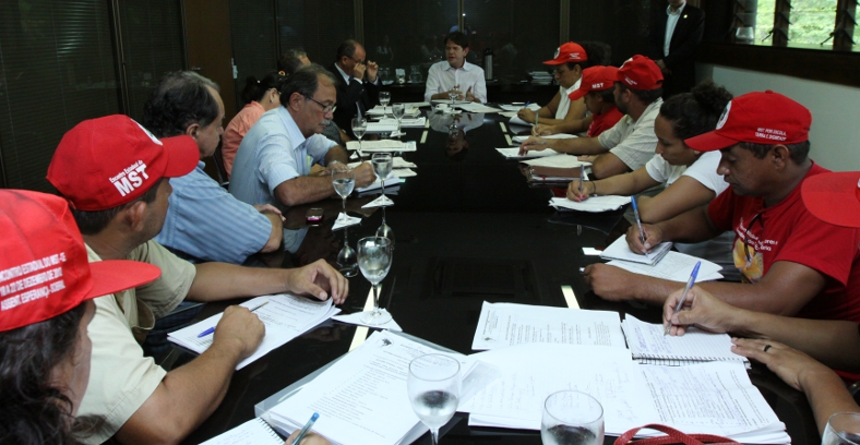 Governador se reúne com representantes do MST