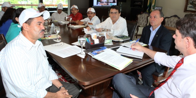 Cid Gomes se reúne com representantes da Fetraece