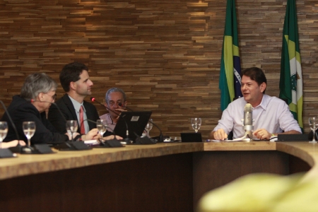 Cid Gomes se reúne com missão do Banco Mundial