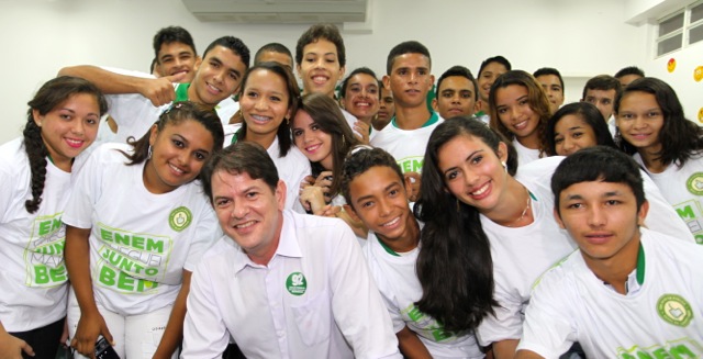 Cid Gomes entrega a 92° Escola Estadual de Educação Profissional em Milagres