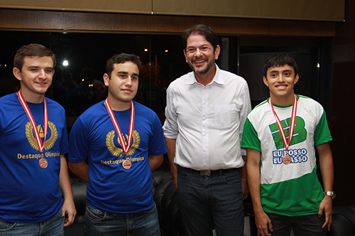 Governador recebe alunos medalhistas na Olimpíada de Física