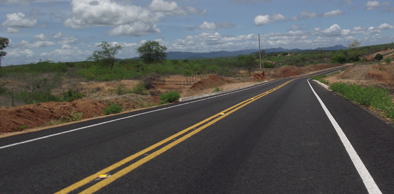 Governador Cid Gomes inaugura 21 km no entrocamento das CE-284 e CE-574