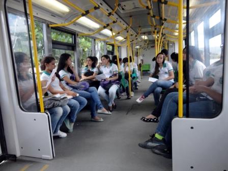 ENEM: Escola Profissionalizante de Juazeiro realiza aula motivacional no Metrô do Cariri