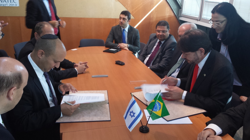 Israel: Cid Gomes assina convênio para instalação de fazenda modelo em Quixeramobim