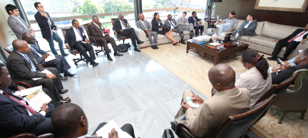 Cid Gomes recebe embaixadores de países africanos