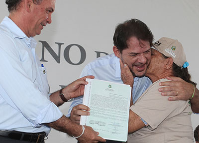 Cid Gomes entrega 2.427 títulos de terra na Região do Cariri