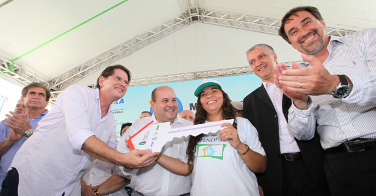 Cid Gomes e ministro das Cidades entregam 700 unidades habitacionais
