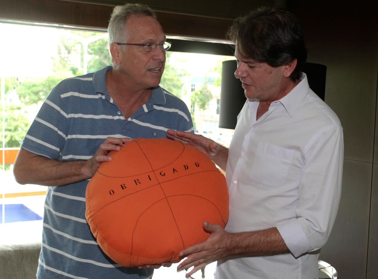 Governador Cid Gomes recebe homenagem do Sky/Basquete Cearense