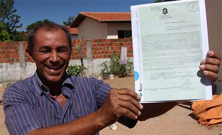 Cid Gomes entrega novos títulos de terra para mais três regiões