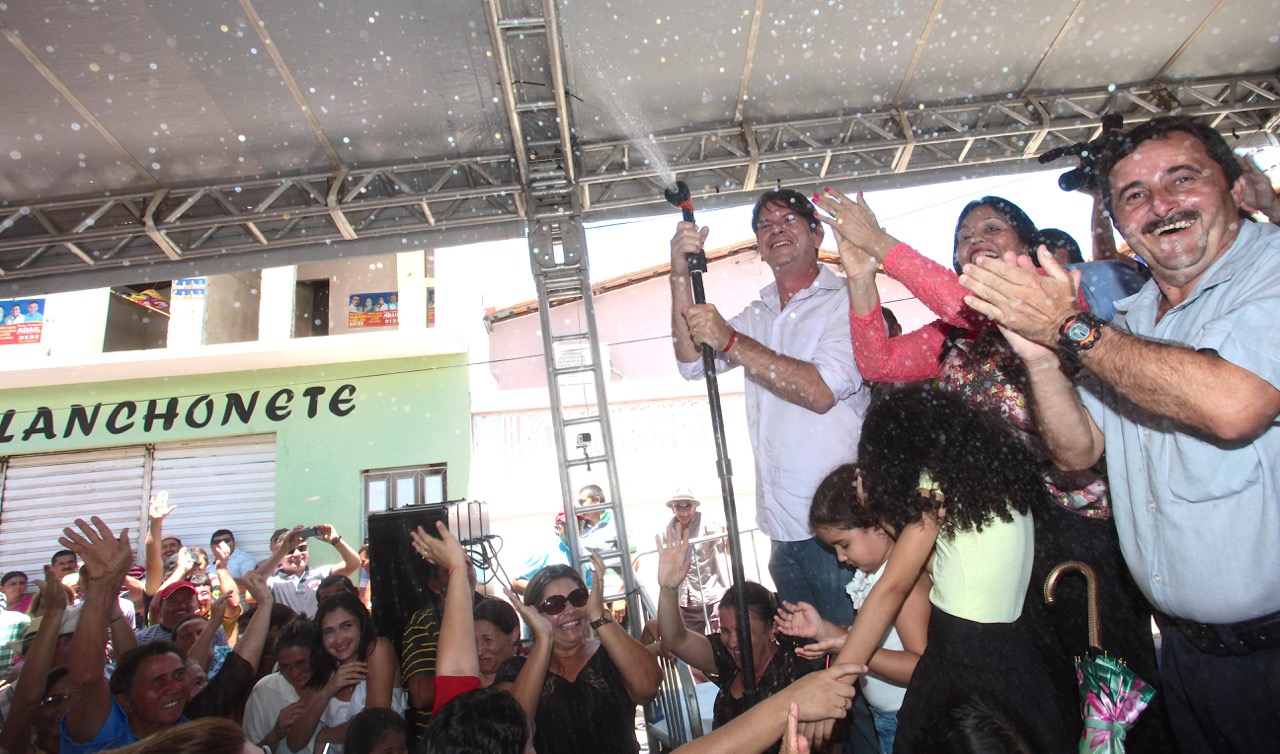 Cid Gomes inaugura adutora e anuncia obras rodoviárias para Potiretama
