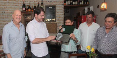 Governador Cid Gomes é homenageado pelo setor de agronegócio do Ceará