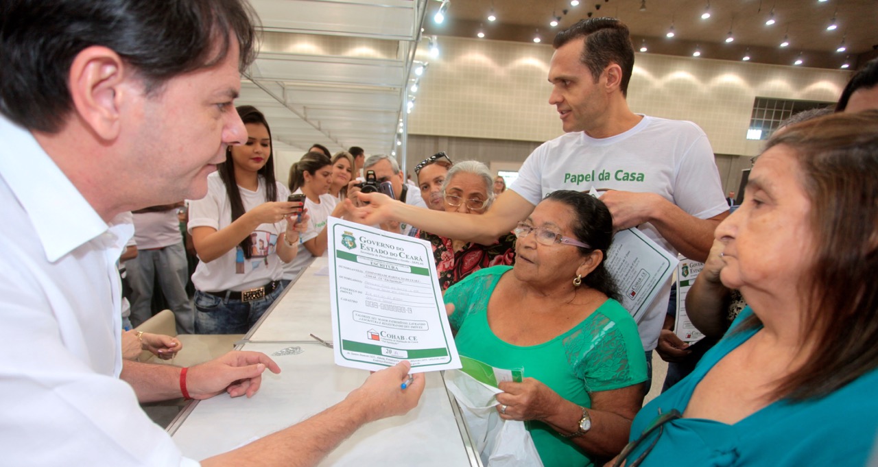 Governador entrega escritura do imóvel para 850 famílias de Fortaleza