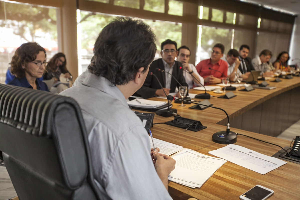Governador aprova auxílio-alimentação para professores temporários do Estado