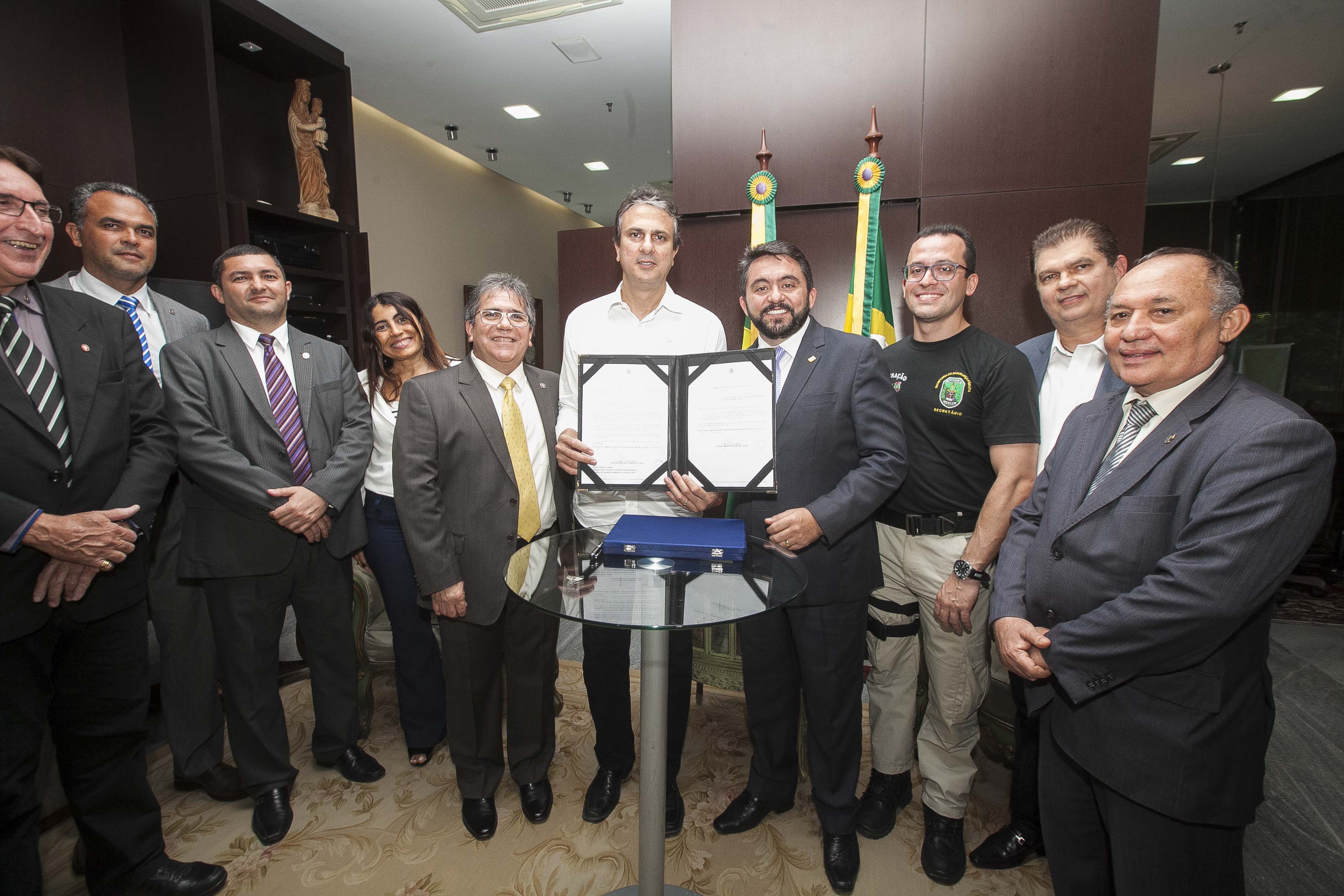 Camilo Santana assina Mensagem que reconhece delegado da Polícia Civil como cargo de carreira jurídica