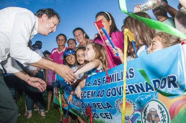 Governador assina ordem de serviço para construção de CEI e entrega títulos de terra em Frecheirinha