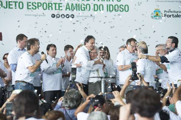 Selo Amigo do Idoso: Governador entrega três mil kits esportivos a idosos de Fortaleza