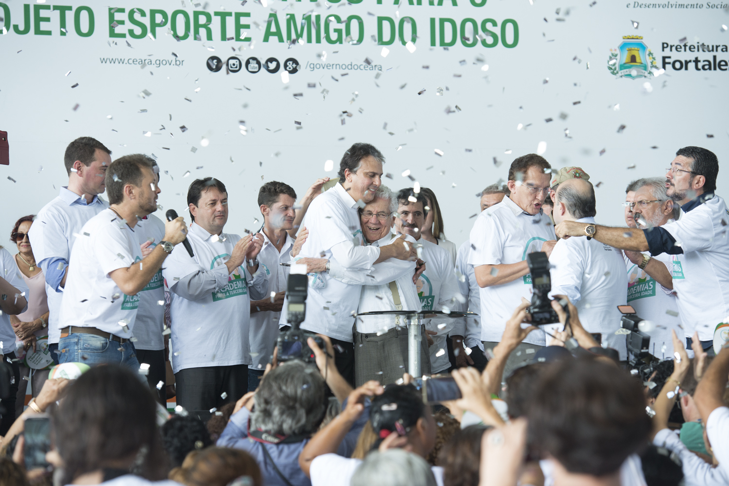 Selo Amigo do Idoso: Governador entrega três mil kits esportivos a idosos de Fortaleza